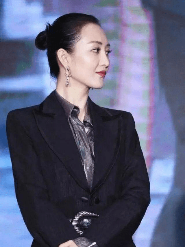 西装衬衫西装衬衫是什么面料王鸥衣杏彩平台官网品真好西装里面还配“液体衬衫”减龄又