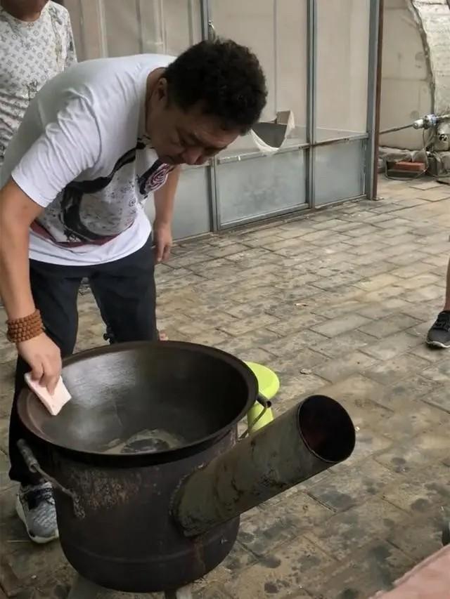 男士正装衬衫T恤T恤53岁于谦状态好杏彩体育平台注册登录入口！白T恤配束脚裤时髦