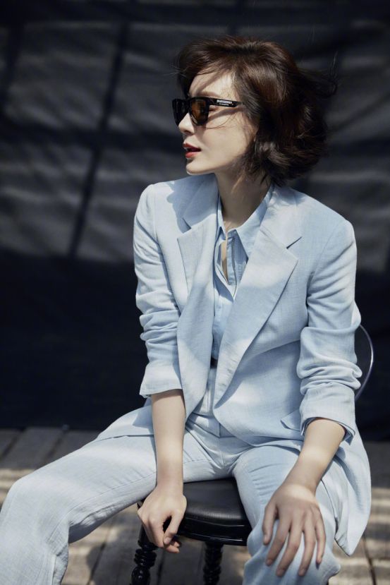 西装衬衫西装衬衫女真正优雅的成人穿干练西装杏彩平台官网常常搭配衬衫看陈数你就知道