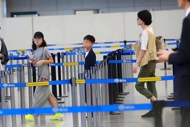 正杏彩体育官方装衬衫图片T恤T恤王菲真没有明星架子T恤配工装裤看出身材有多瘦穿衣