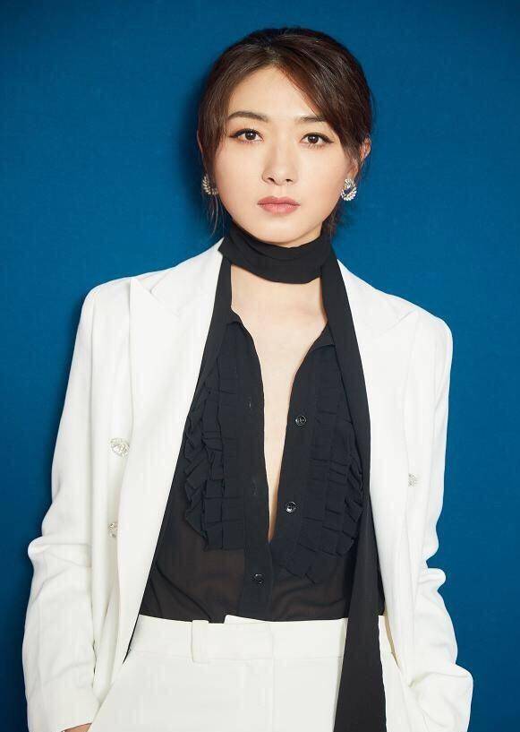 西装衬衫西装衬衫扣子万茜太敢杏彩体育登录穿了真空穿半透雪纺衬衫配白色西装不系扣子