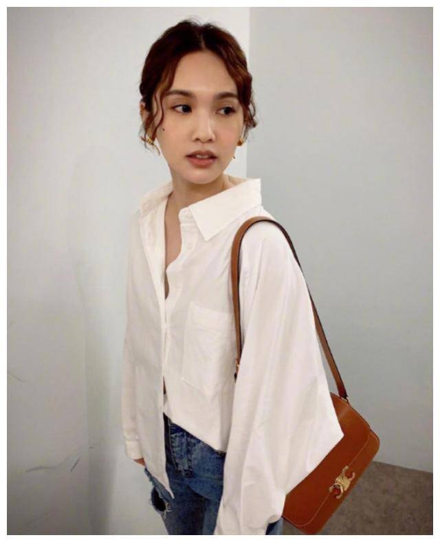 西装衬衫女士衬杏彩体育官网衫扣子几颗杨丞琳领证后更大胆了穿衬衫只系3个扣子效果让