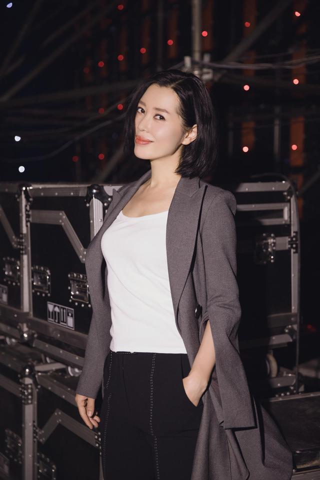 西装衬衫西装下摆开叉的做法决定“余男”气质的不仅仅是脸“衣品”更重要穿风衣真杏彩
