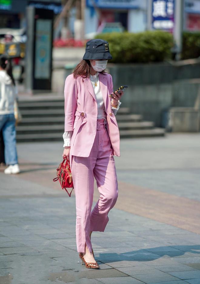 西装衬衫西装下摆开叉的杏彩体育官网登录做法嫌西服“工装”太闷自己动手在“裤腿”开