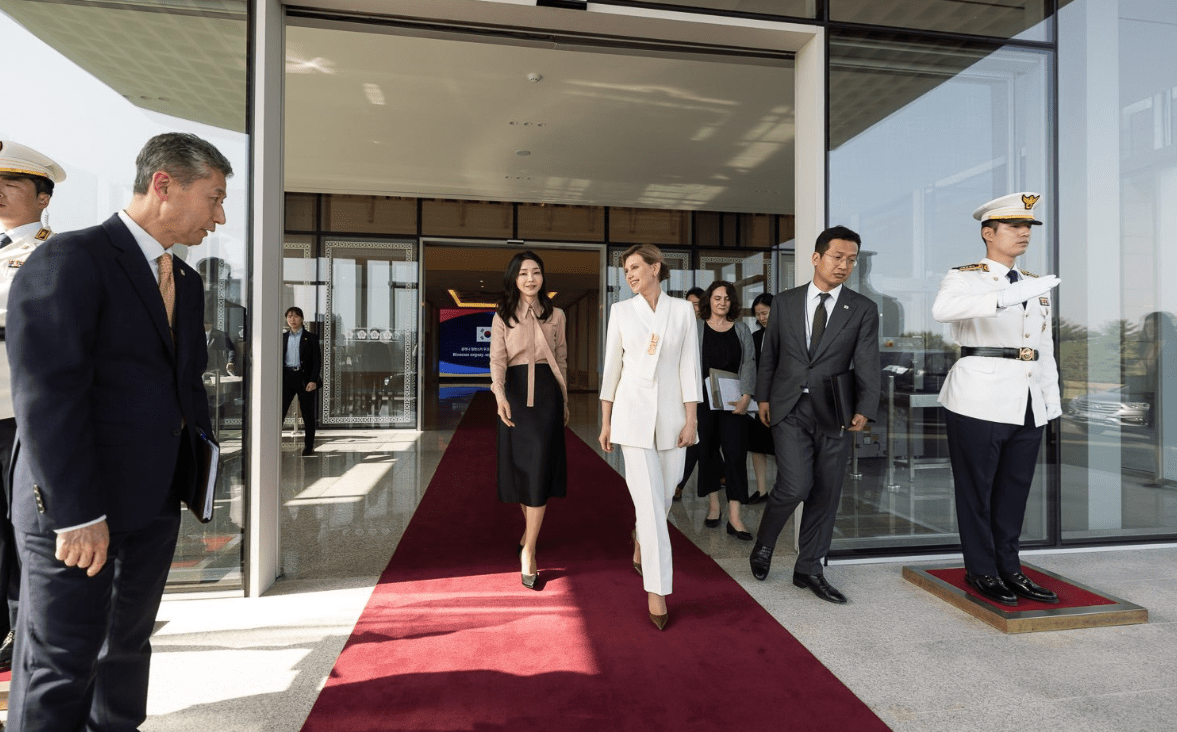 杏彩体育app下载西装衬衫领带塞进衬衫里51岁金建希接待乌克兰夫人!穿衬衫系领带