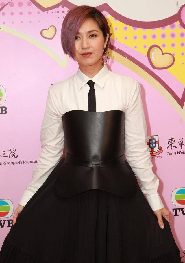 杏彩体育官网登录西装衬衫领带塞进衬衫里杨千嬅为显瘦可真拼衬衫外面裹层“皮”意外穿