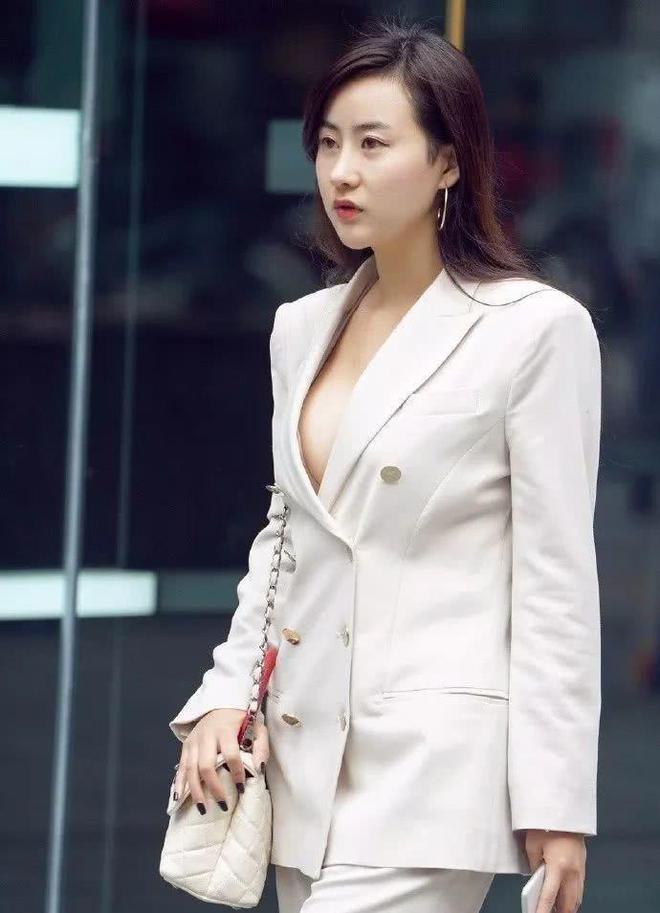 杏彩体育登录西装衬衫西装皮鞋正装视频白色西服套装搭配黑色皮鞋得体大方职场魅力虽遮