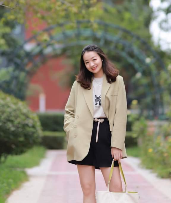 杏彩体育官网登录T恤T恤微胖女生怎么穿才好看?西服外套搭配T恤和黑色短裤显高又显