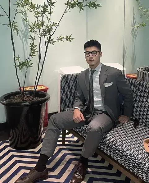 杏彩体育注册西装衬衫男士正装生活照熟男正装散发着难以抗拒的魅力!