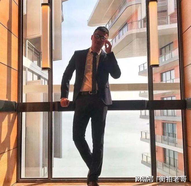 杏彩体育注册衬衫折叠图西装衬衫男士正装照片一身正装的肌肉男这也太有型了爱了爱了