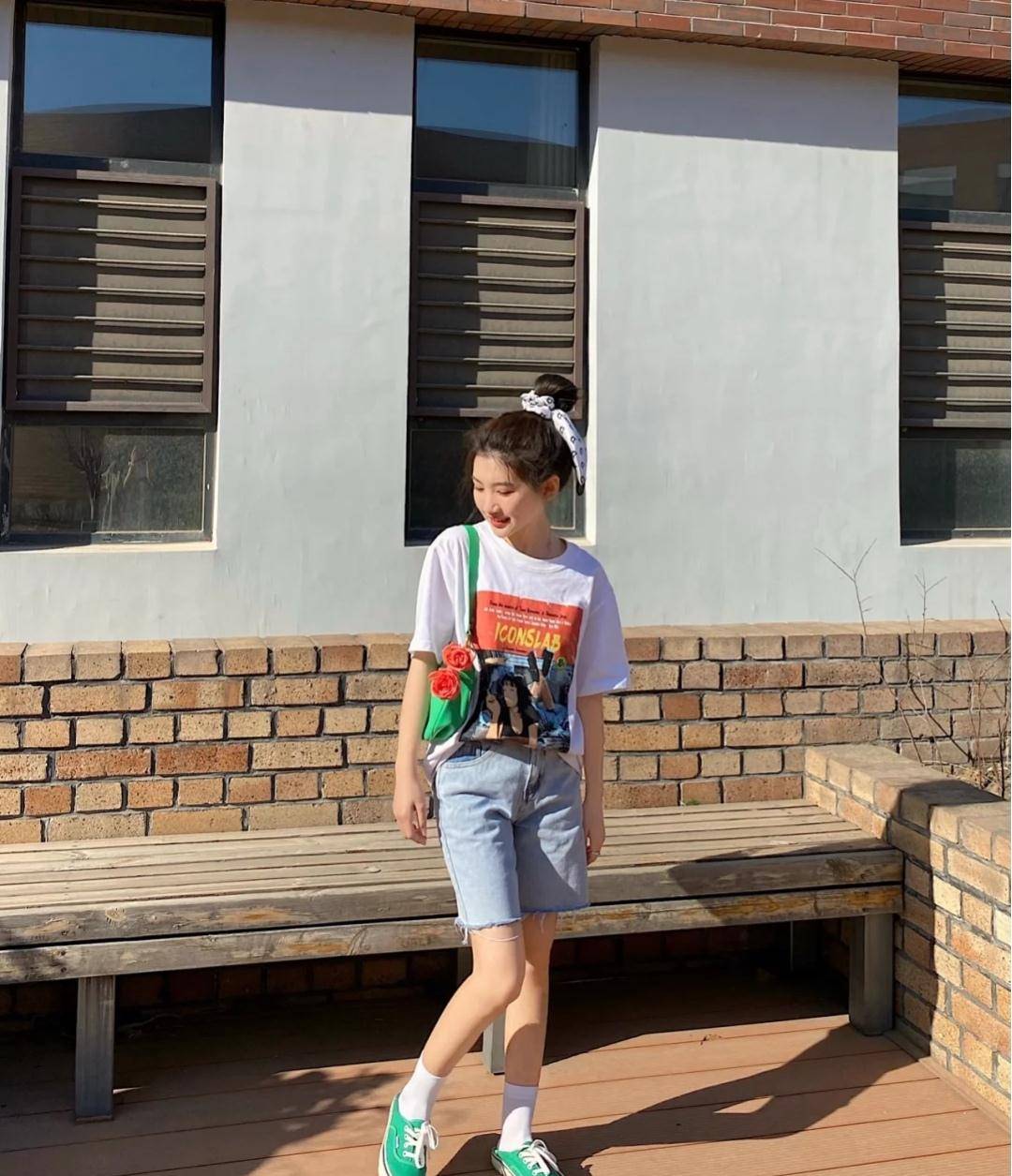 杏彩体育注册T恤T恤今夏还值得入手的T恤试试这样搭配撞衫也能更胜一筹