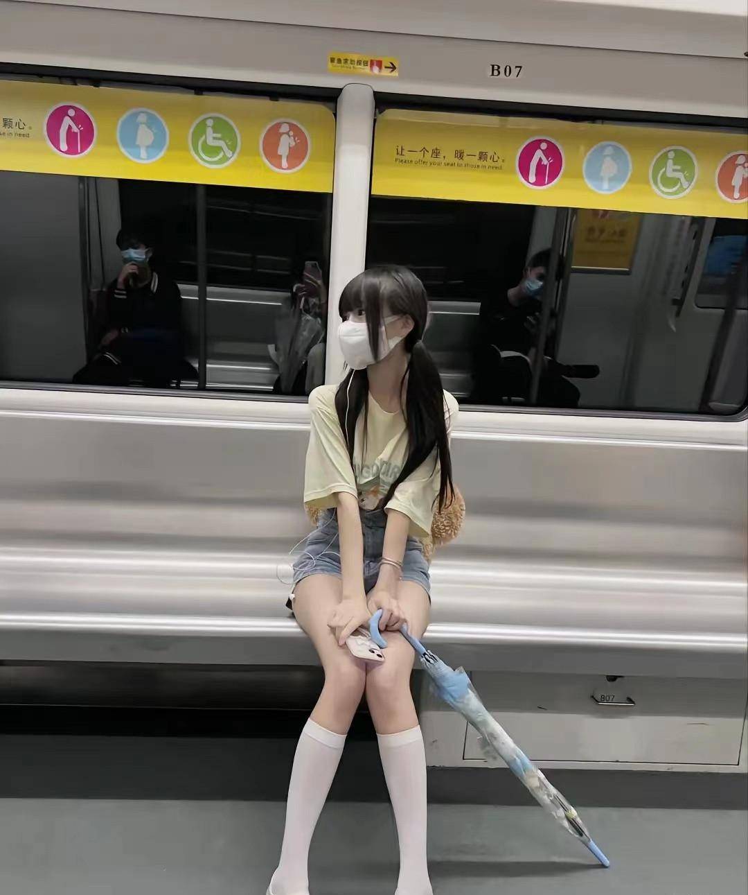 杏彩注册免费生成西装正装照T恤T恤T恤也能穿出时尚感T恤+牛仔短裤清新的感觉百分