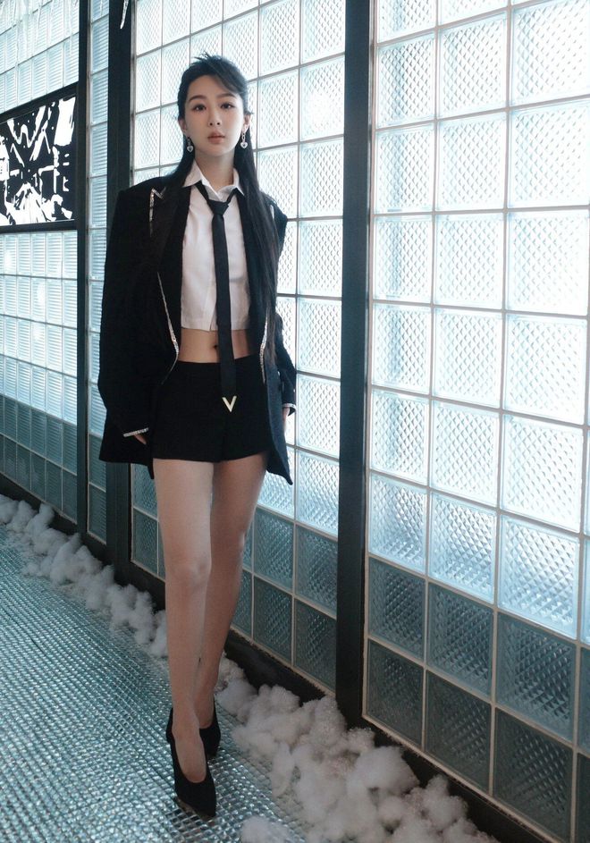 杏彩体育注册西装衬衫西装形象照片杨紫换了羊毛卷新发型洋气10倍穿小黑裙拍写真美得