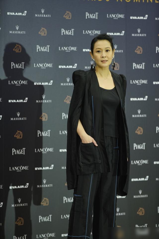 杏彩体育注册西装衬衫西装后面开叉叫什么刘若英才是时尚宠儿开叉袖缎面西装高贵成熟文