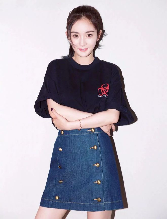 杏彩注册T恤T恤一件T恤的40种穿法让你轻松美爆整个春夏!