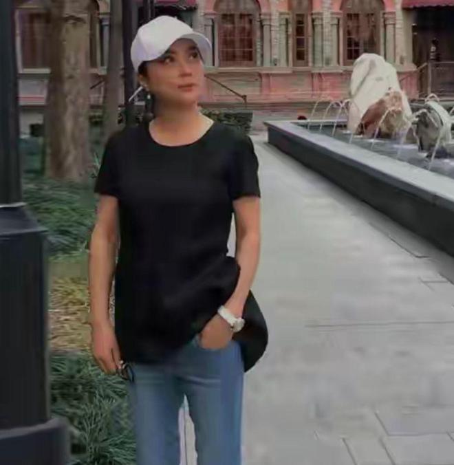 杏彩注册黑色西装配什么领带T恤T恤李玲玉素颜出镜也真显年轻穿黑色T恤配牛仔裤完全