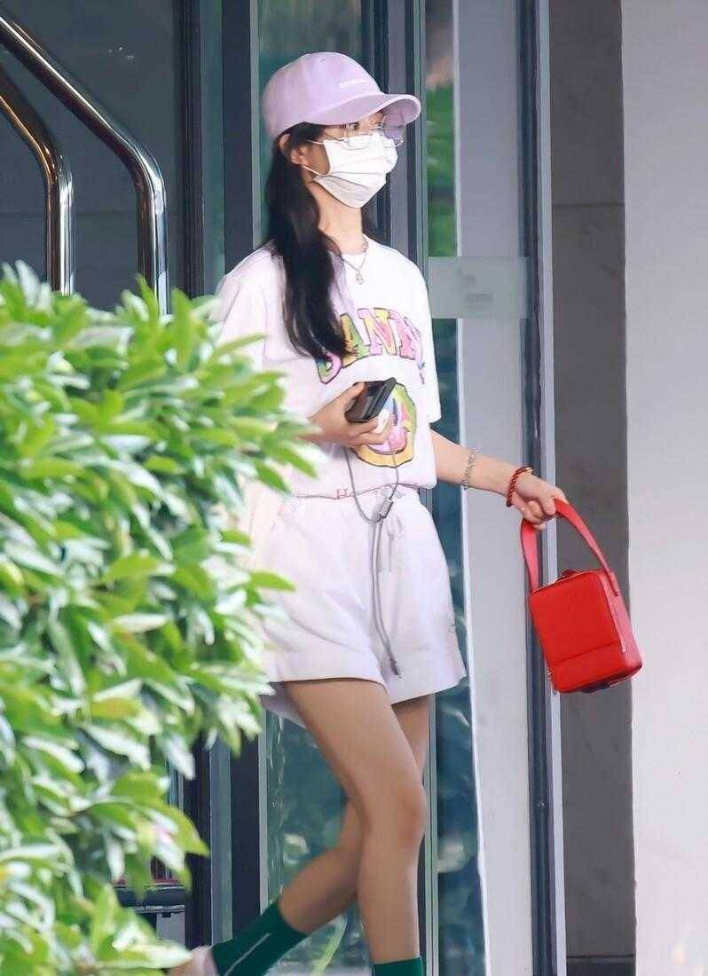 杏彩体育注册西装的领子叫什么T恤T恤赵丽颖走出离婚阴霾T恤配短裤洋气得像小姑娘状