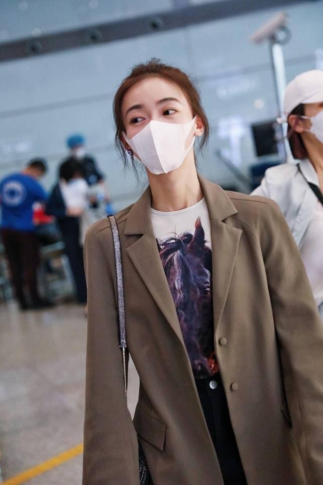 杏彩体育平台注册西装衬衫西装一般用什么面料棉服34;大势已去34;西装外套才更时