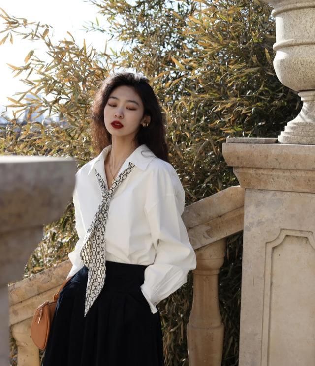 杏彩注册西装衬衫西装衬衫搭配要求职场穿搭准则避开穿衣雷区优雅简约