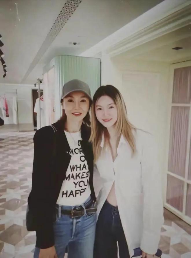 杏彩体育平台注册藏青色西装搭配衬衫T恤T恤57岁张曼玉逛街被拍！穿39元T恤化黑