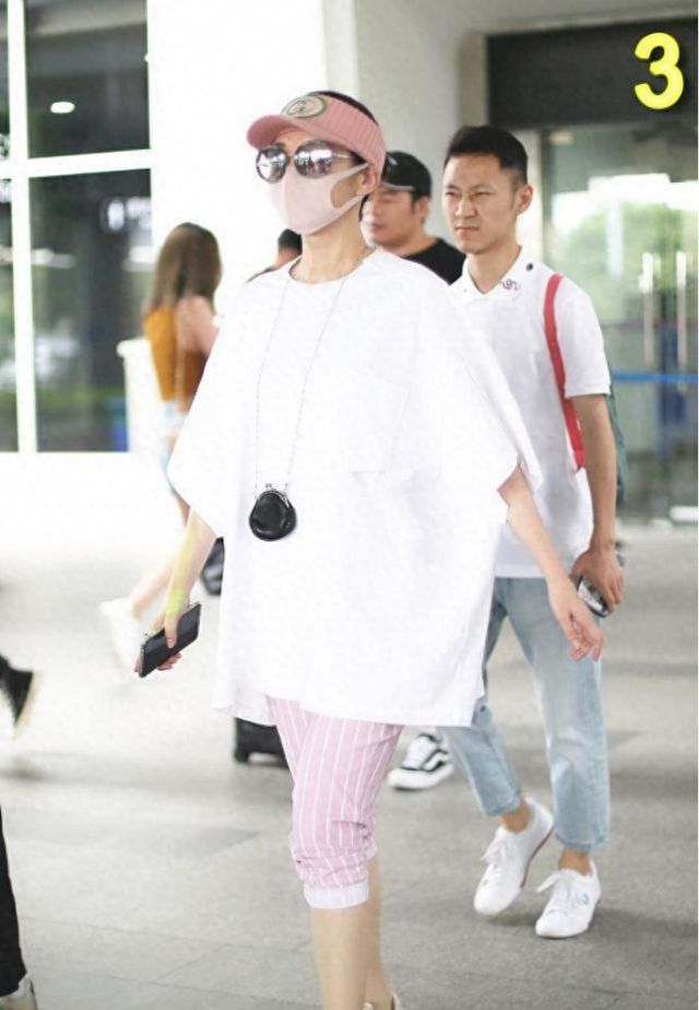 杏彩体育平台注册西装内衬怎么洗T恤T恤“许晴”又任性了穿白T恤+五分裤就走机场打