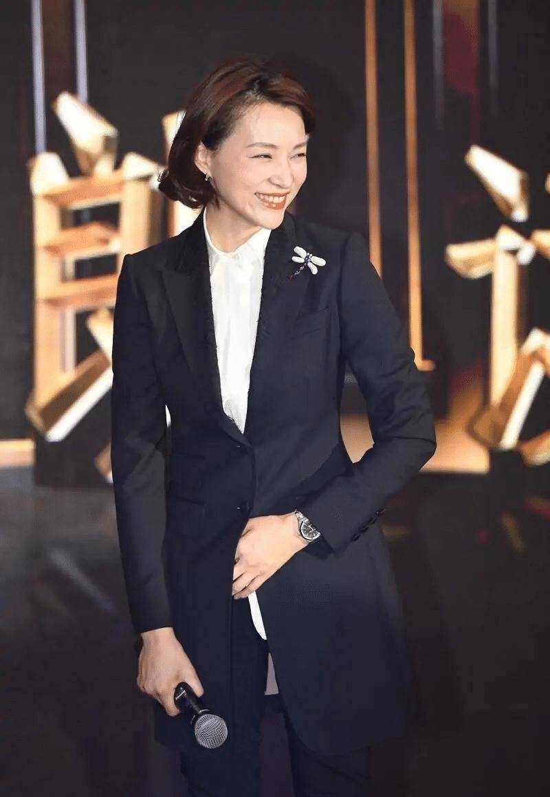 杏彩注册西装衬衫黑西装黑衬衫图片董卿的高级感藏在“骨子里”穿黑西装配衬衫气质一般