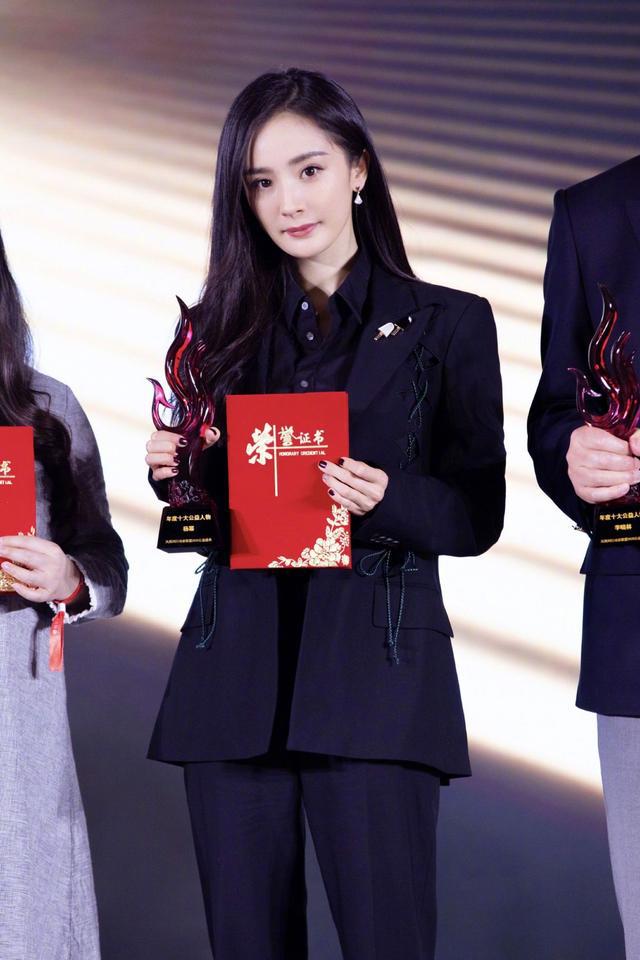 杏彩体育平台注册西装衬衫怎么选西装衬衫黑西装黑衬衫图片杨幂穿上正装好有气场身穿黑