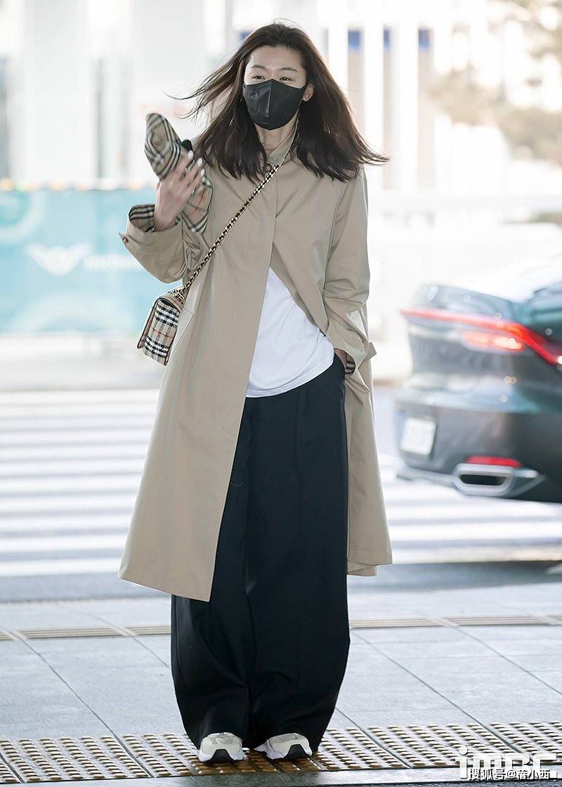 杏彩体育注册西服衬衫T恤T恤“全智贤”带火了简约穿搭：风衣+白T恤+阔腿裤42岁