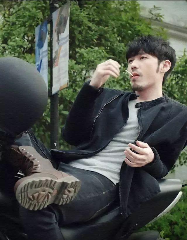 杏彩体育注册西装衬衫黑西装黑衬衫图片白宇黑色西装搭配黑色衬衫一身装扮成熟时尚痞帅