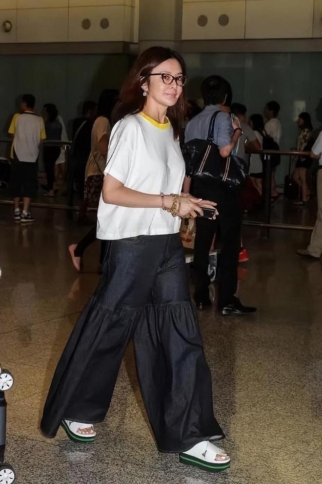 杏彩注册西装脏了怎么洗T恤T恤57岁关之琳素颜出镜太显老!穿白色T恤配“肥佬裤”