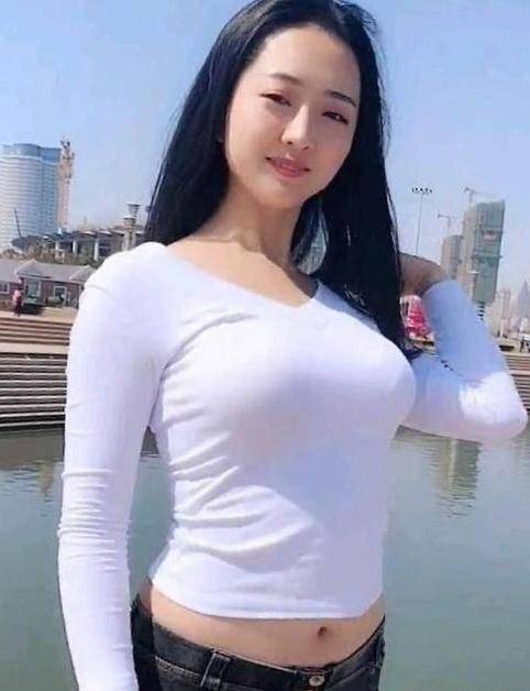 杏彩体育平台注册西装扣子尺寸标准T恤T恤辣妈站在湖边跳舞白色T恤穿出街头时尚范