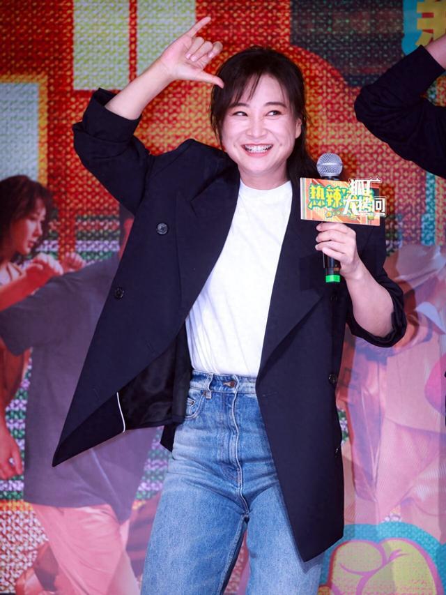 杏彩体育注册黑西装白衬衫西装衬衫西装正式穿法热辣滚烫路演贾玲带火了一种新穿法:西
