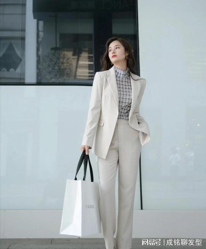 杏彩体育注册西装衬衫女士西装衬衣怎么穿真正有气质的女人穿西装时搭配这三种内搭端庄
