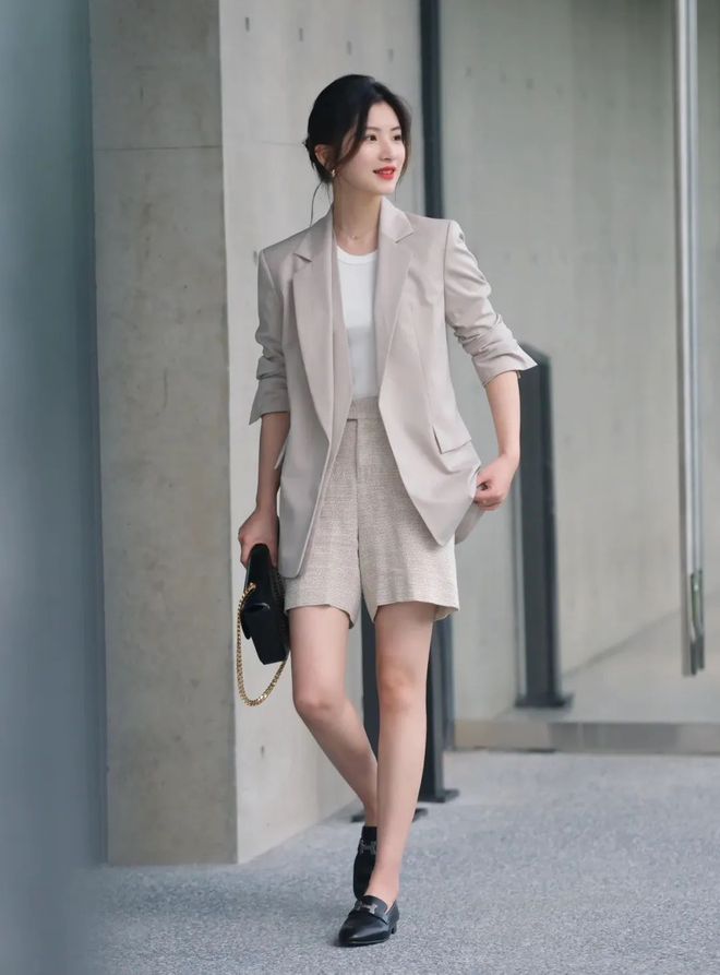 杏彩体育注册黑色衬衫怎么搭配西装衬衫西装短袖衬衫怎么穿秋天最流行的4组西装搭配公