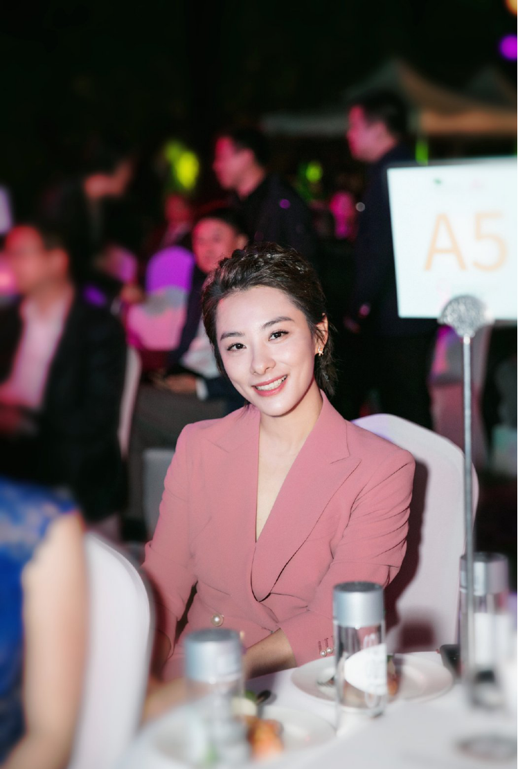 杏彩体育注册西装衬衫西装衬衣里面穿什么“体操公主”刘璇真敢穿真空穿西装+九分裤+
