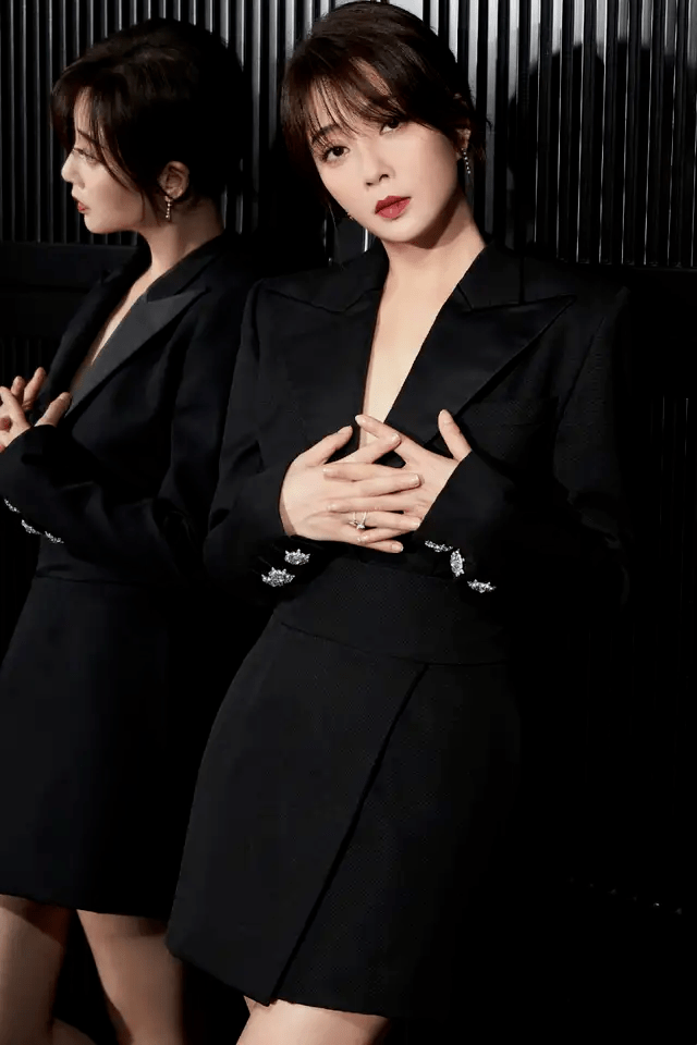 杏彩体育平台注册西装衬衫标准图片西装衬衫女生真空西装殷桃低调又“真空”穿西装连衣