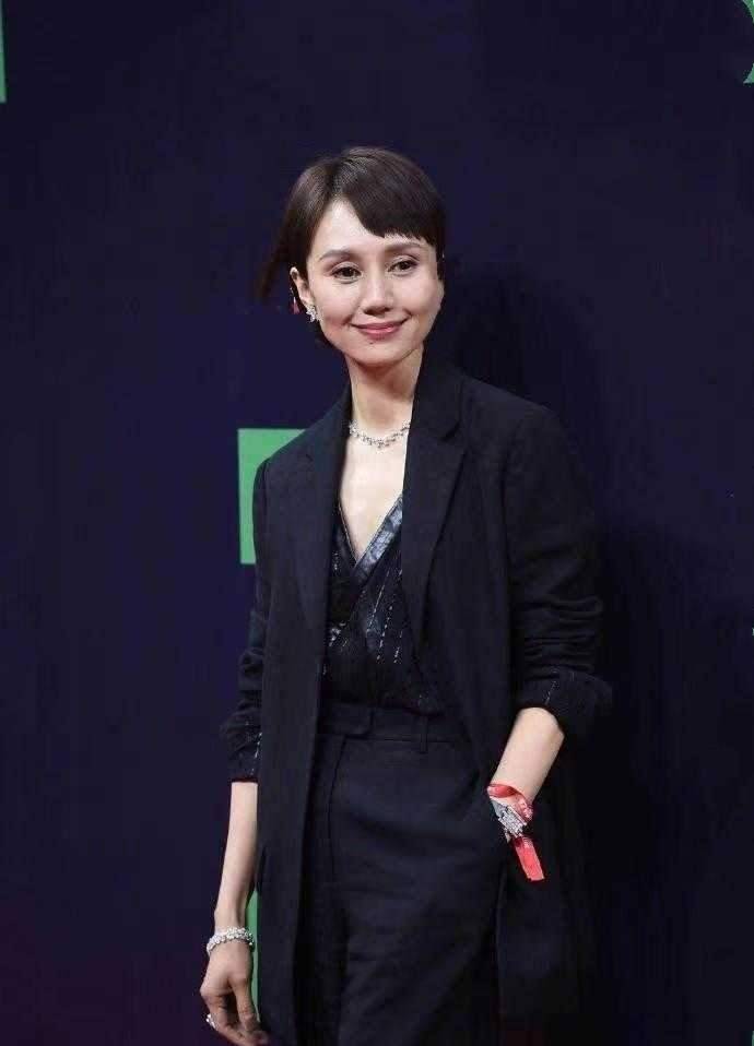 杏彩体育注册平价衬衫西装衬衫黑西服黑衬衫合适吗袁泉气质真高级黑色西装配深V衬衫穿