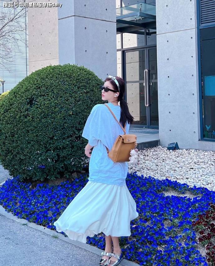 杏彩注册T恤T恤赵露思最近又美了白T恤搭配白色半身裙头绑丝带是心动的感觉