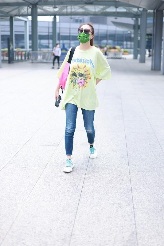 杏彩注册T恤T恤应采儿气质真大方灰色T恤穿得有点媚面对老公真的好有女人味