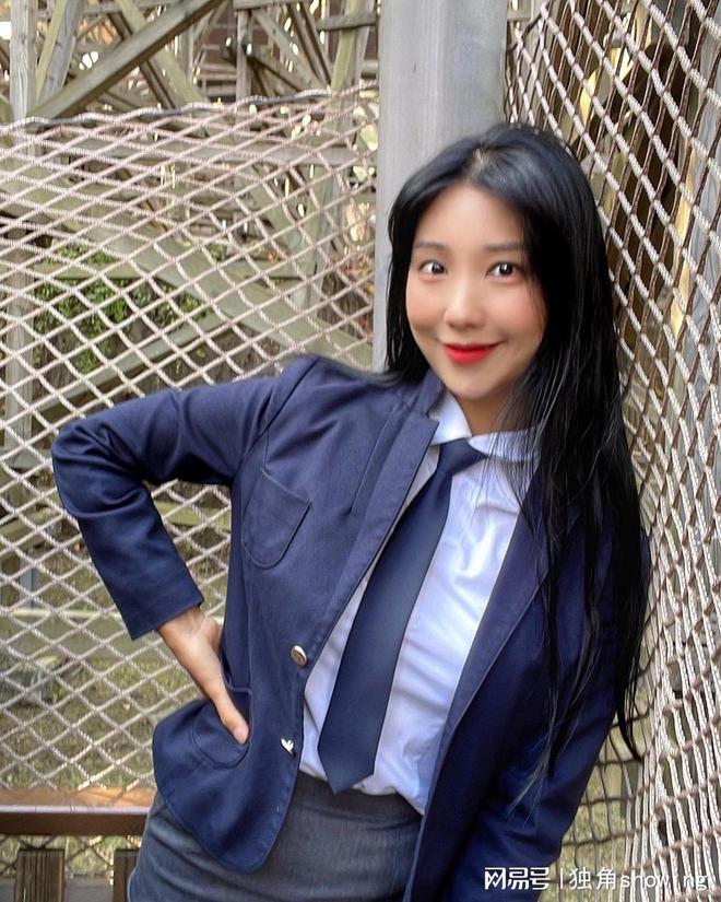 杏彩注册西装衬衫西服白衬衫式穿搭绝了！小西服搭白衬衫外加短裙时尚修身气质完美