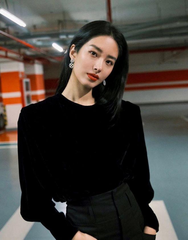 杏彩体育注册西装衬衫黑西装配黑衬衫杨采钰身穿黑色西装搭配黑色波点衬衫混搭白色高跟