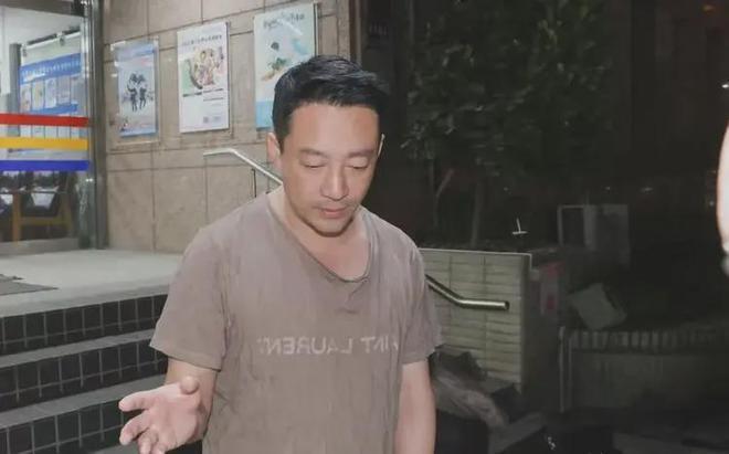 杏彩注册西装里面的衬衣T恤T恤难以想象!汪小菲这件破T恤这么贵?网友直言肯定是被