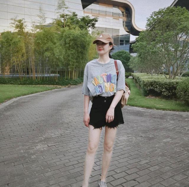 杏彩体育平台注册T恤T恤怎么穿T恤才好看?采用简单的穿搭技巧就能让普通的T恤不再