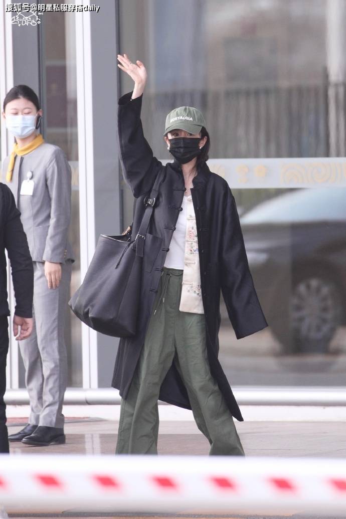 杏彩注册T恤T恤杨幂带火了一种新穿法:中式风衣+白T恤+平底鞋优雅中透着洋气