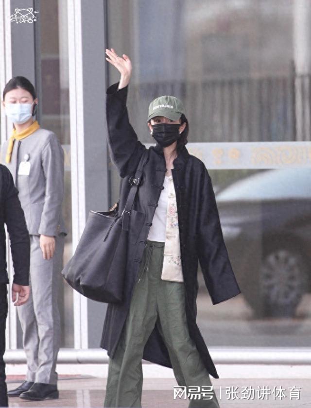 杏彩体育平台注册黑西服黑衬衫合适吗T恤T恤杨幂带火了一种新穿法 中式风衣+白T恤