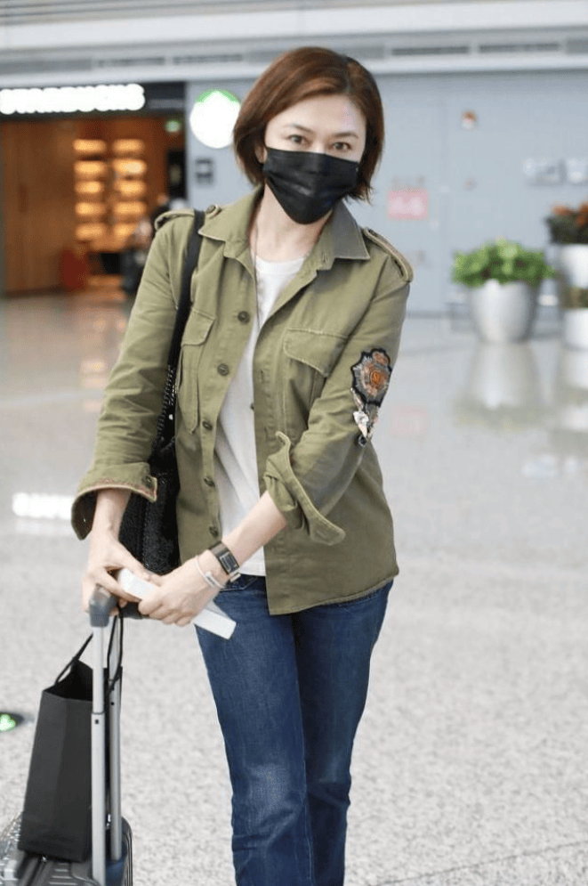 杏彩体育注册T恤T恤61岁关之琳带火了减龄穿搭工装外套+白T恤+牛仔裤高级又显贵