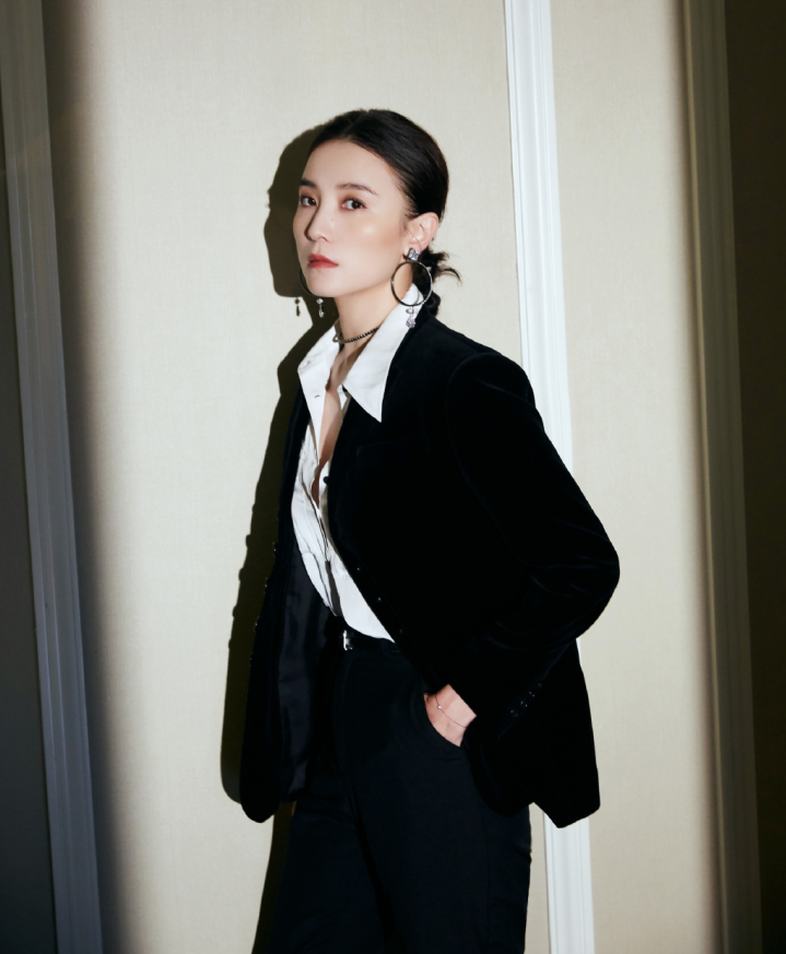 杏彩体育平台注册西装衬衫西服搭配衬衫图片职场女性的“穿搭模板”西装搭配衬衫时髦又