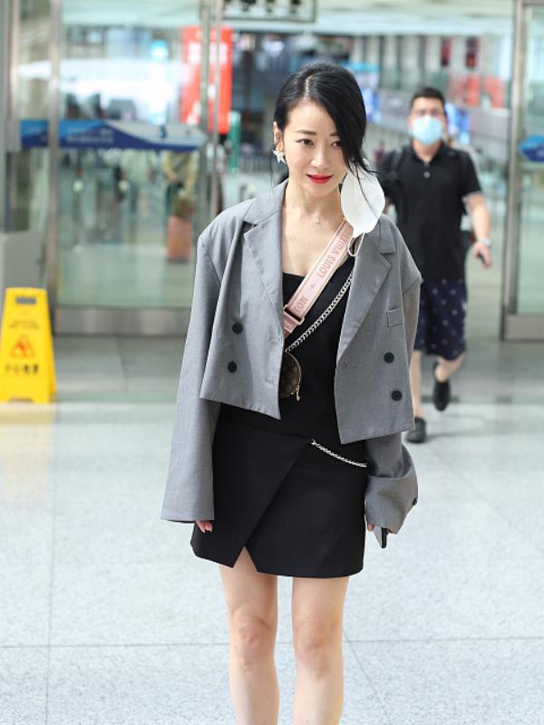 杏彩体育平台注册西装衬衫西装一共有几种布料陈紫函的女人味挡都挡不住日常穿西装气场