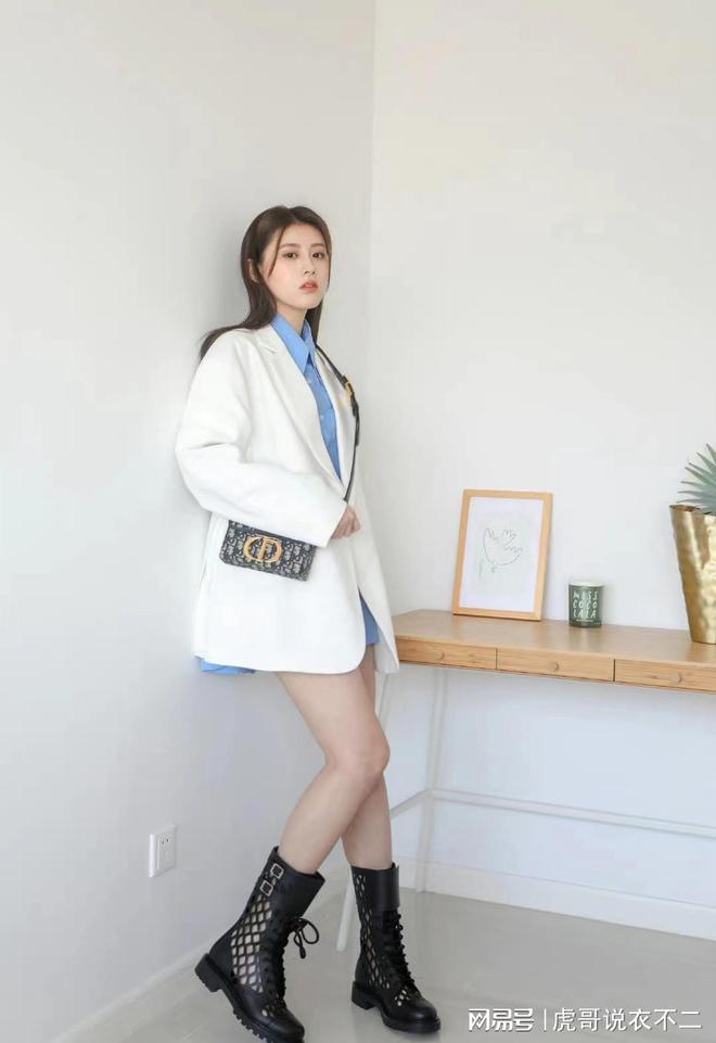 杏彩体育注册西装衬衫领口西装衬衫西服搭配衬衫图片这样穿“西装”太时髦三种搭配方式