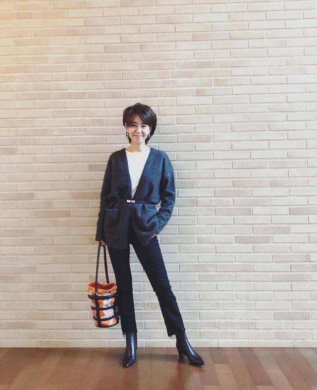 杏彩体育平台注册西装衬衫女士宽松西装搭配图宽松单品搭配在一起又保持了较好的风度